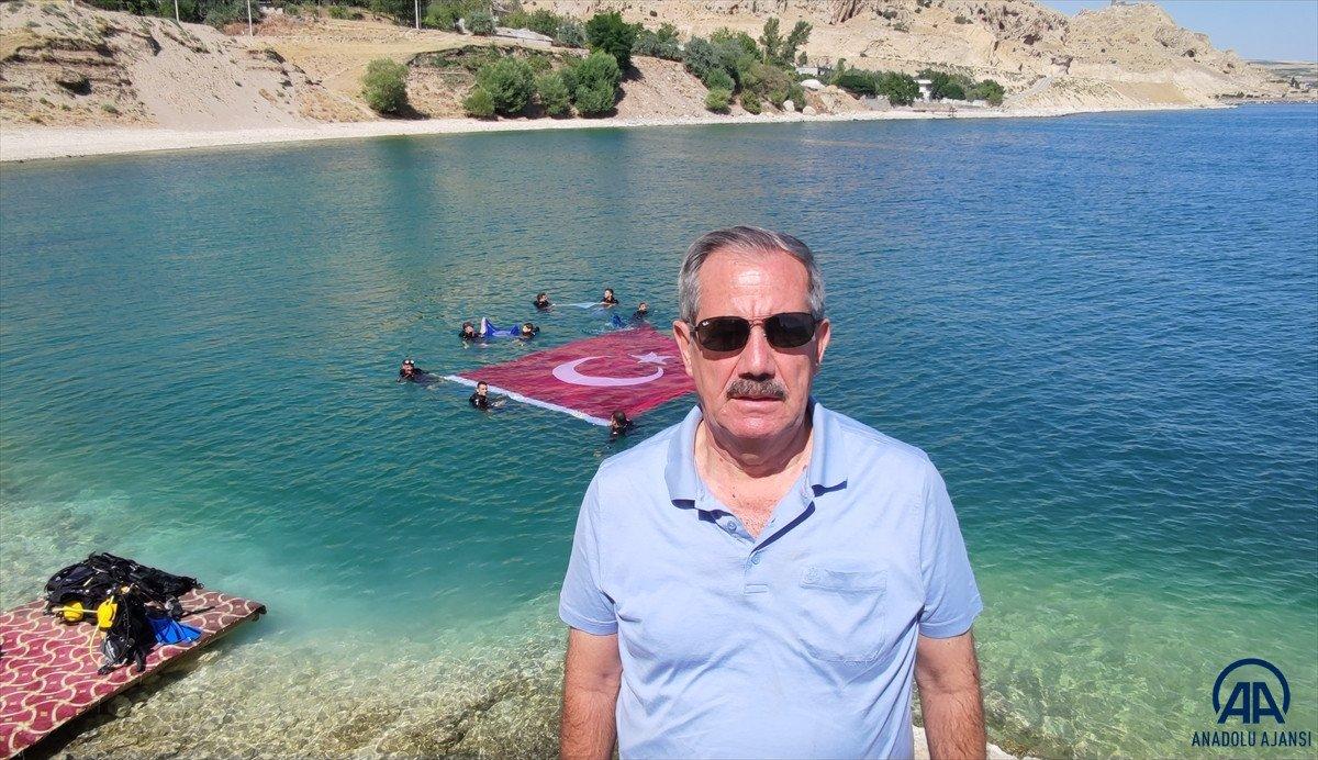 Dalgıçlar Van Gölü'nde Türk bayrağı açtı
