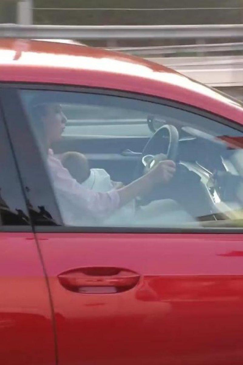 İstanbul'da bir kadın sürücü kucağında bebekle araba sürdü