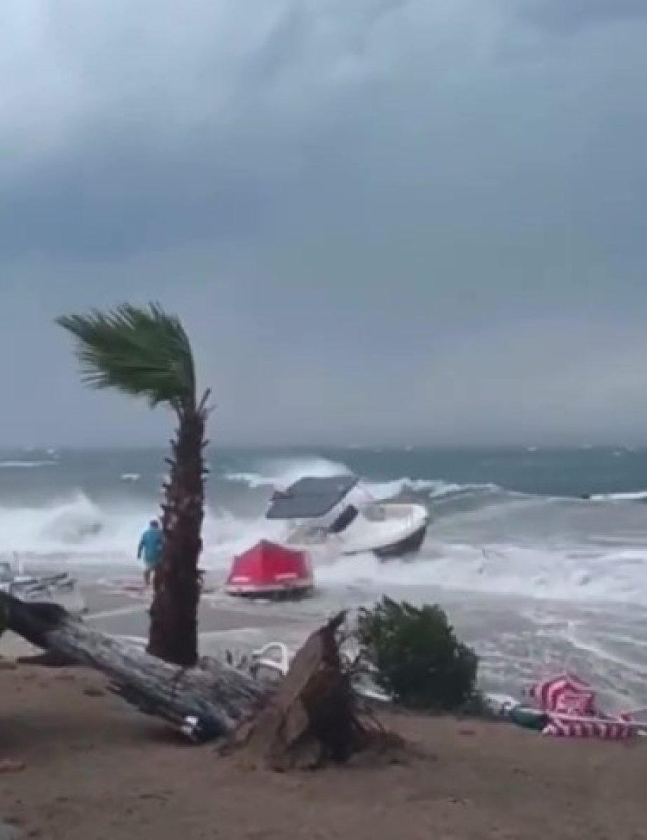 Avşa Adası'nda fırtına etkili oldu
