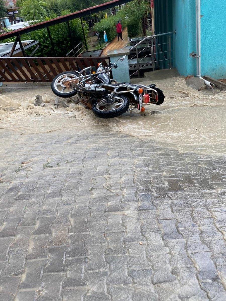 Manisa'da sağanak su baskınlarına neden oldu