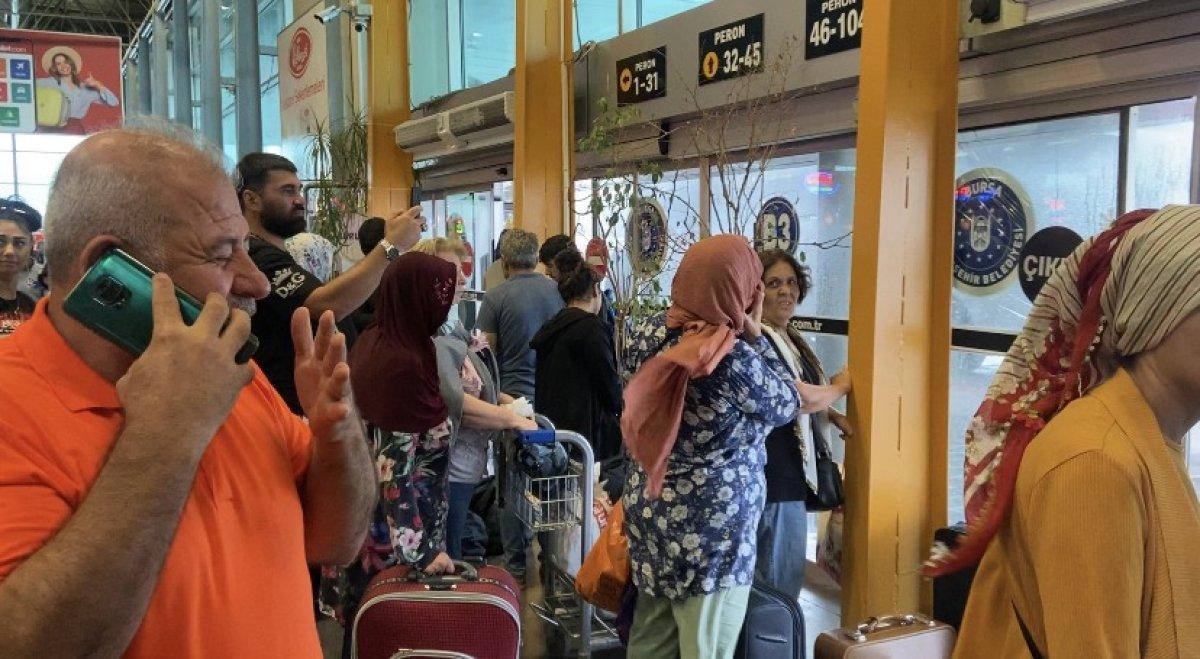 Bursa'da yıldırımın düştüğü otobüs terminalinin çatısı çöktü