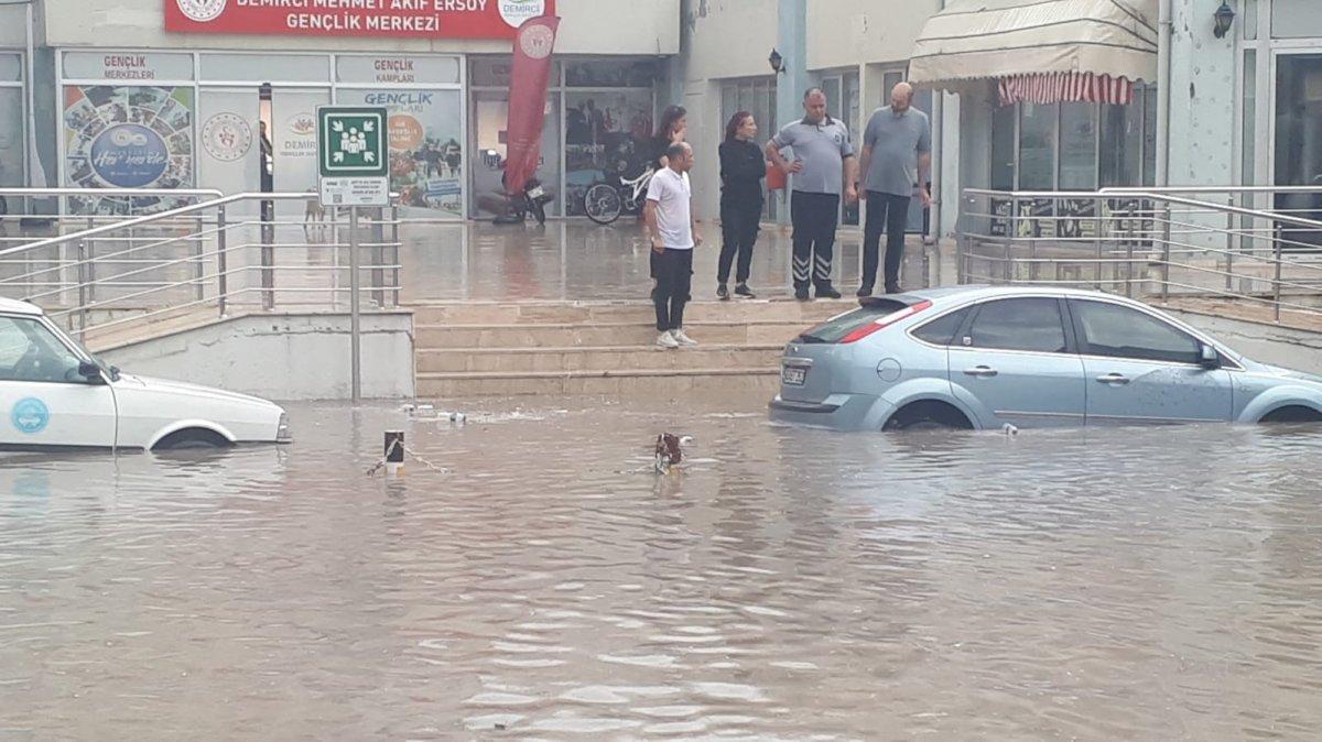 Manisa'da sağanak su baskınlarına neden oldu