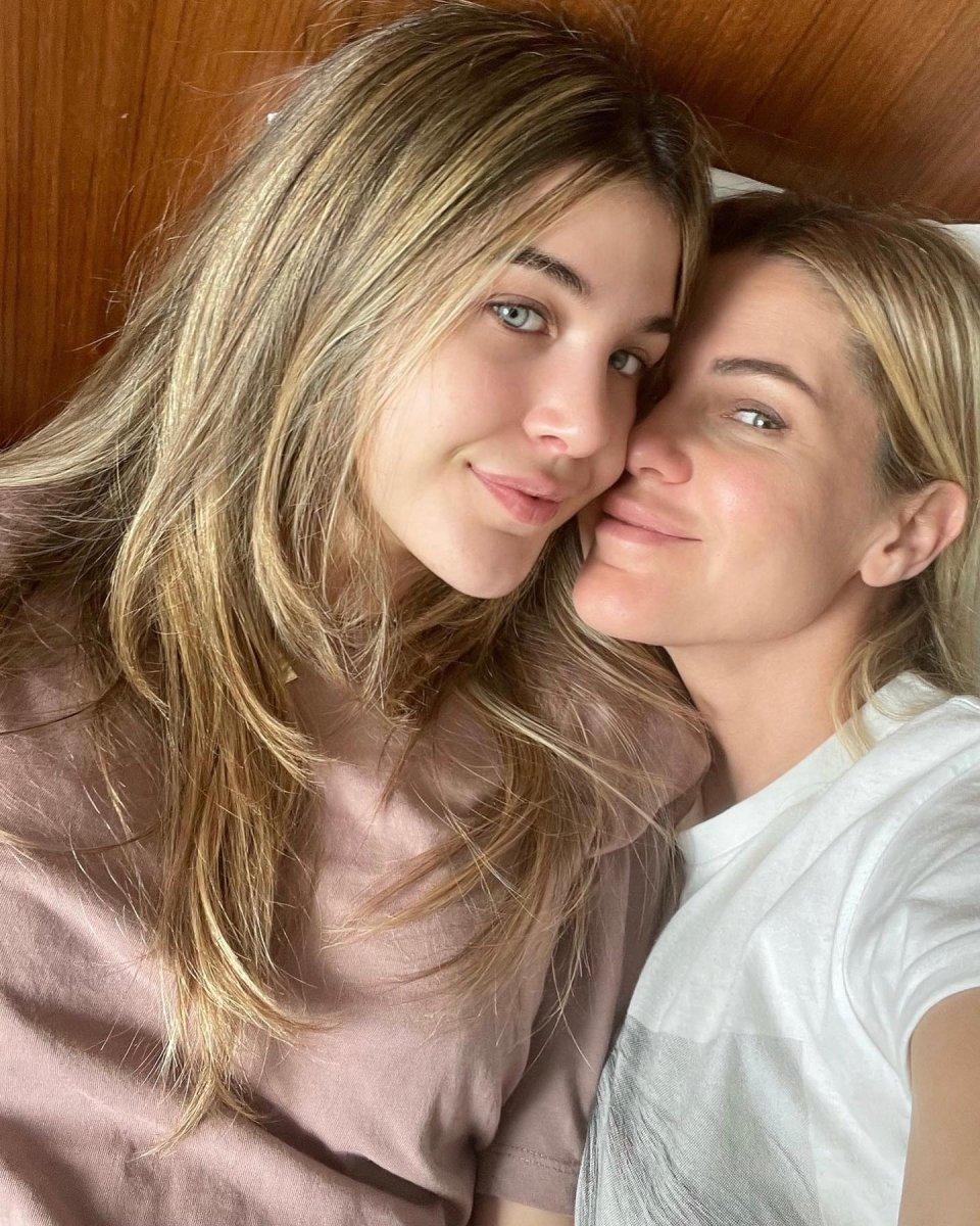 Emine Ün'ün kızı Duru, annesinin kopyası oldu