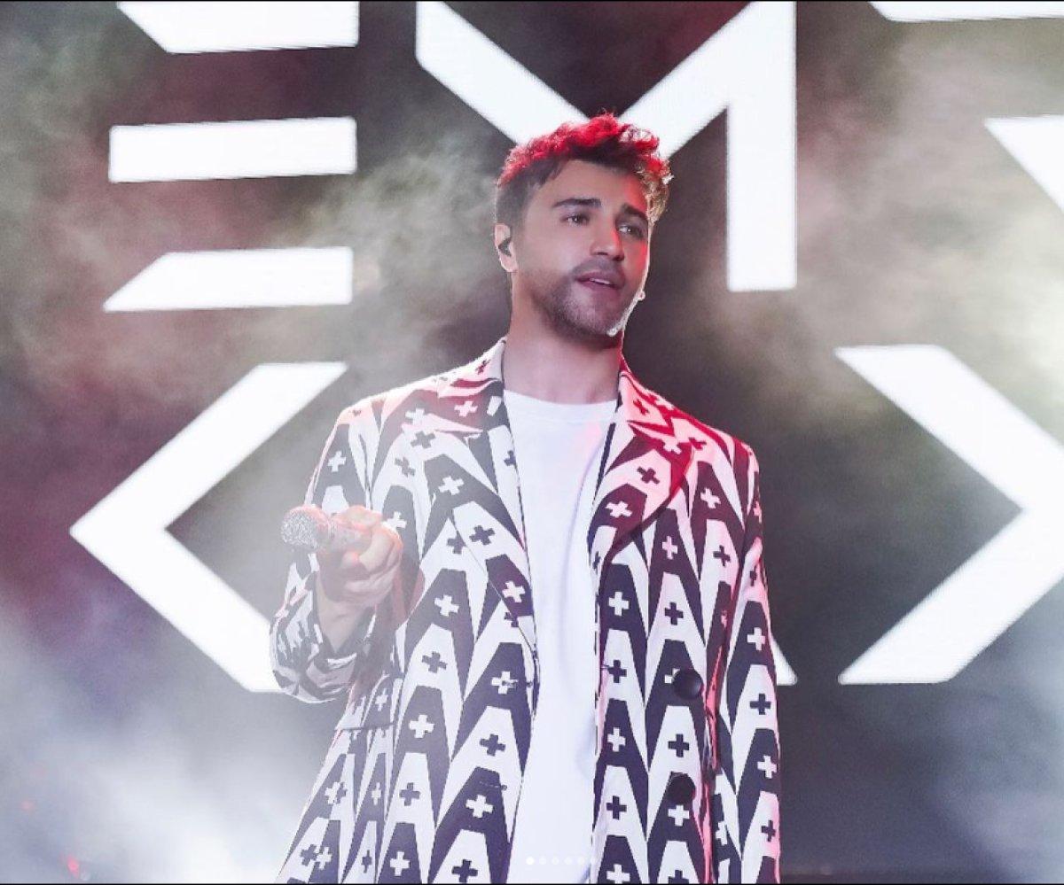 Kocaeli'de konser veren Emre Kaya sahneden düştü