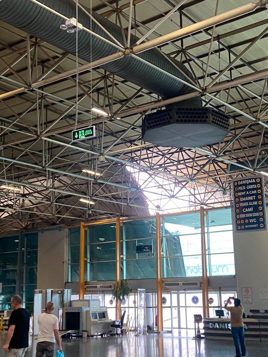 Bursa'da yıldırımın düştüğü otobüs terminalinin çatısı çöktü