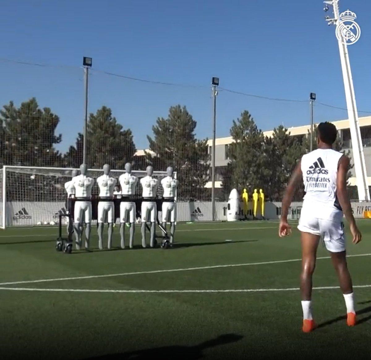 Real Madrid'in robotlarla frikik çalışması