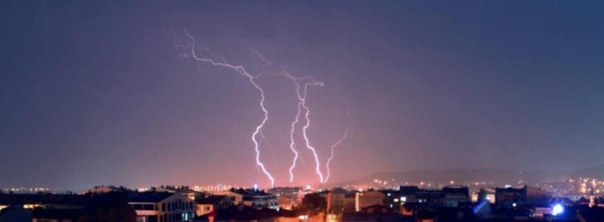 Kütahya'da şimşekler geceyi aydınlattı