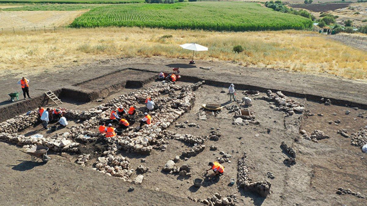 Çayönü'nde sandık tipi 3 yeni mezar daha bulundu