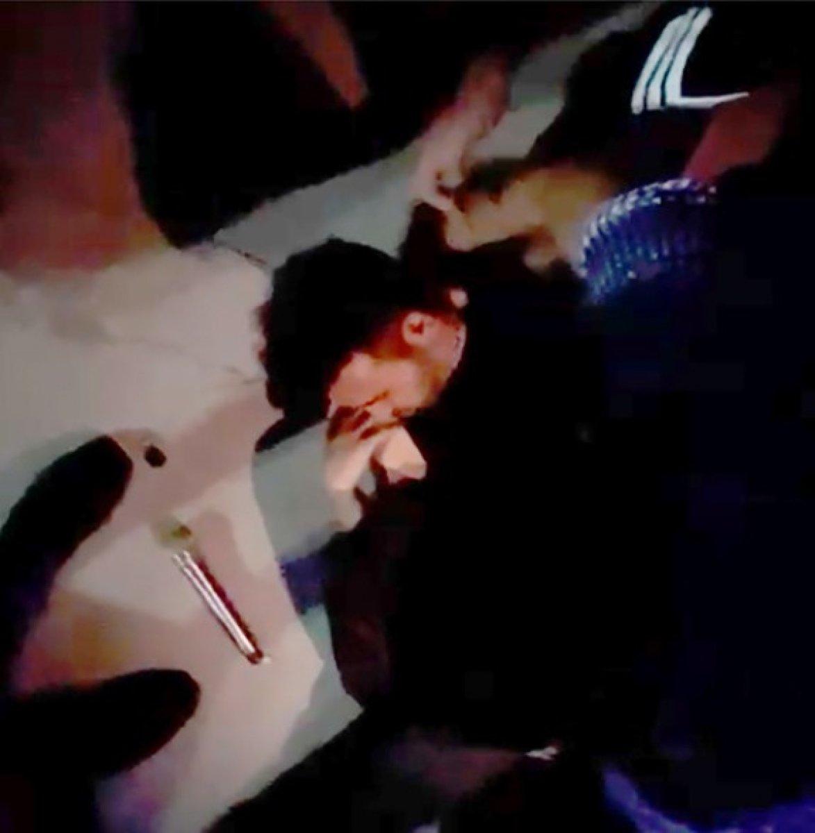 Kocaeli'de konser veren Emre Kaya sahneden düştü