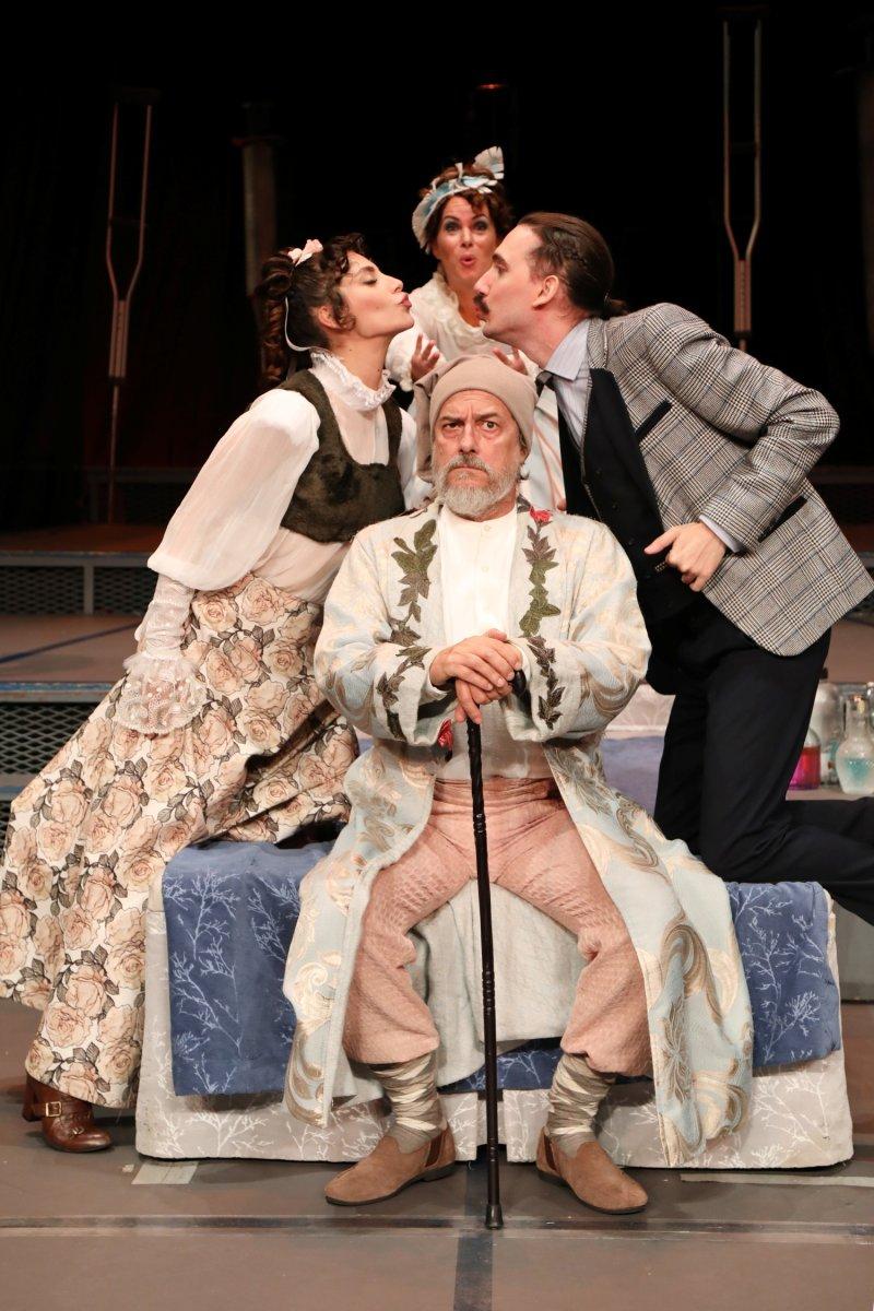 Güldürürken öğreten, öğretirken düşündüren Moliere'nın oyunu: Hastalık Hastası