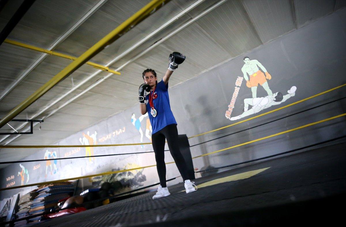 Genç kick boksçu Hilal'in şampiyonluk hikayesi