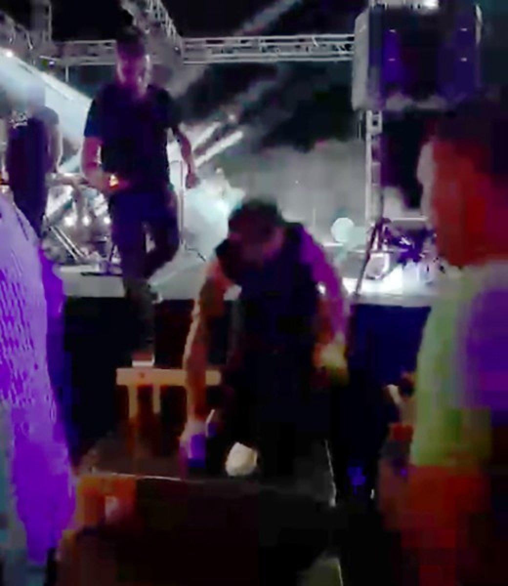 Kocaeli'de konser veren Emre Kaya sahneden düştü