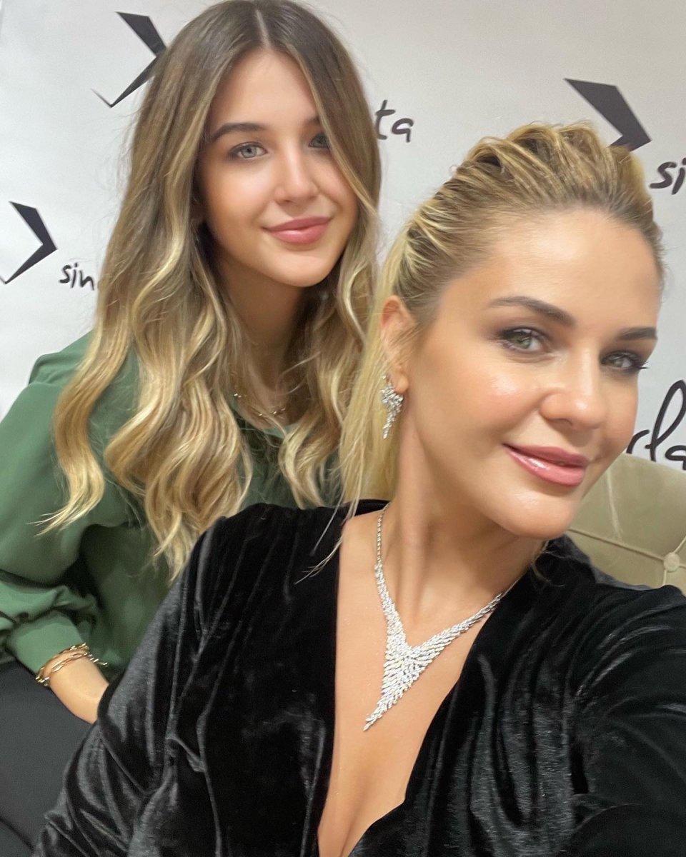 Emine Ün'ün kızı Duru, annesinin kopyası oldu