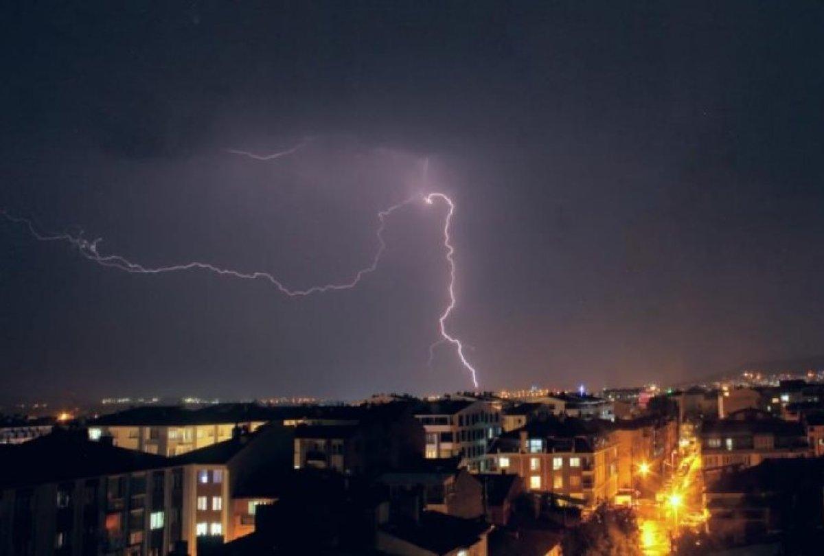 Kütahya'da şimşekler geceyi aydınlattı