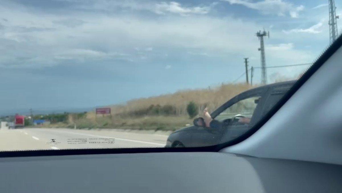 Çanakkale'de trafiği tehlikeye atan sürücü kamerada