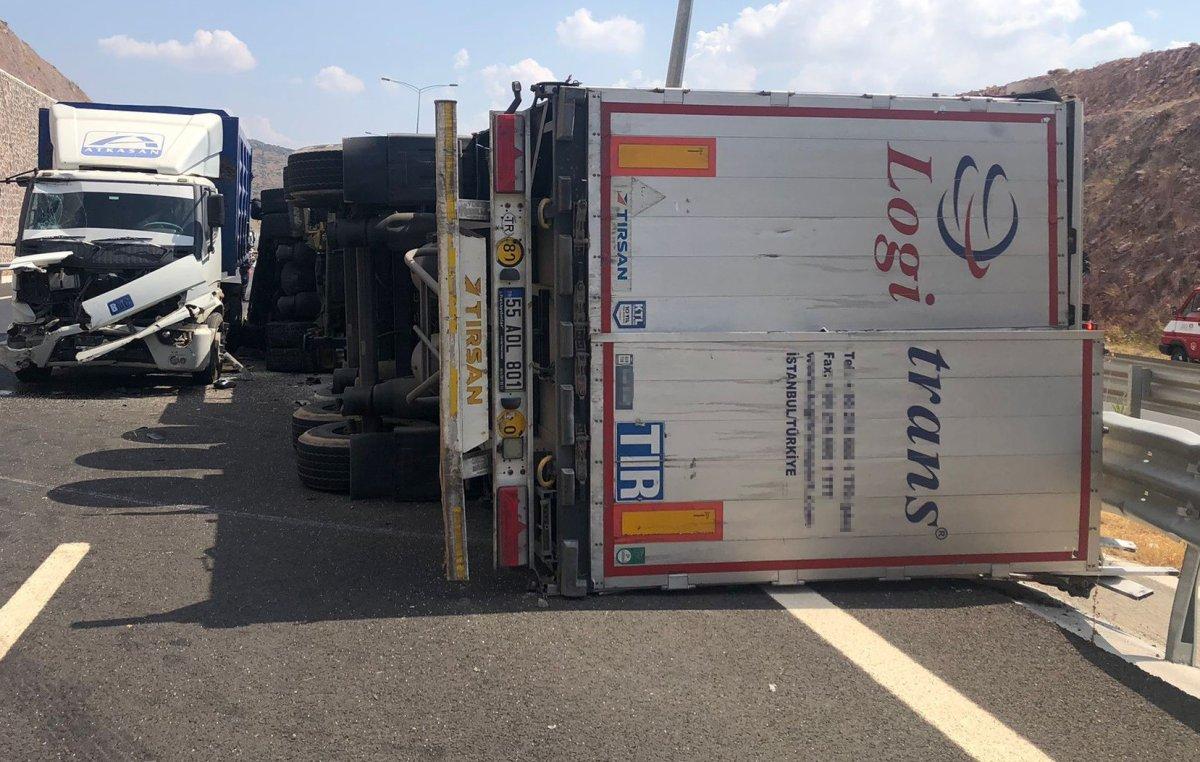 İzmir'de lastiği patlayan tır devrildi: 1 ölü 5 yaralı