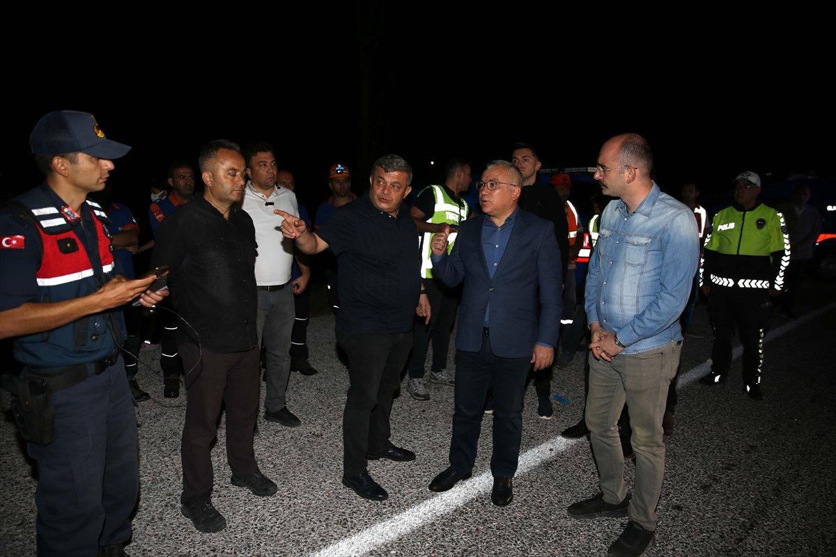 Sivas'ta kamyonla minibüs çarpıştı: 8 ölü, 9 yaralı