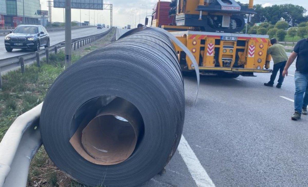 Kocaeli'de D-100 karayolunda lastiği patlayan tır bariyere girdi