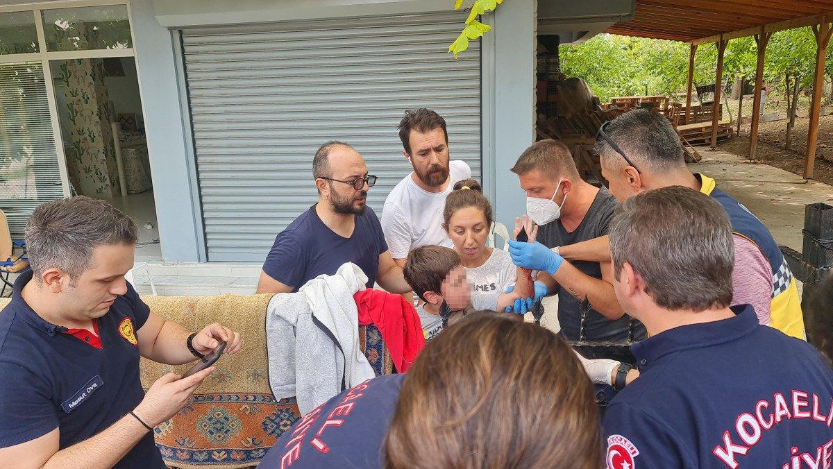 Kocaeli’de, 7 yaşındaki çocuğun eline demir saplandı