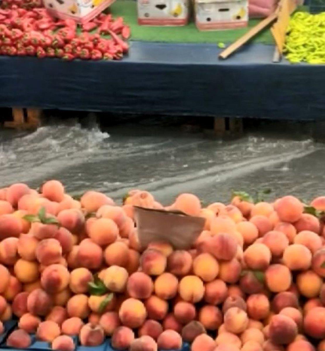 Küçükçekmece’de, yağmur yağınca pazarı su bastı