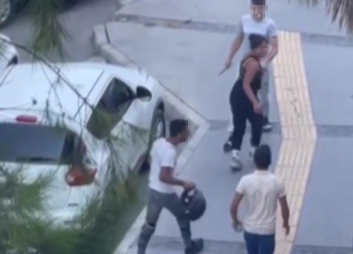 İzmir'de kavga ettiği kişilere salladığı bıçak, nişanlısını yaraladı