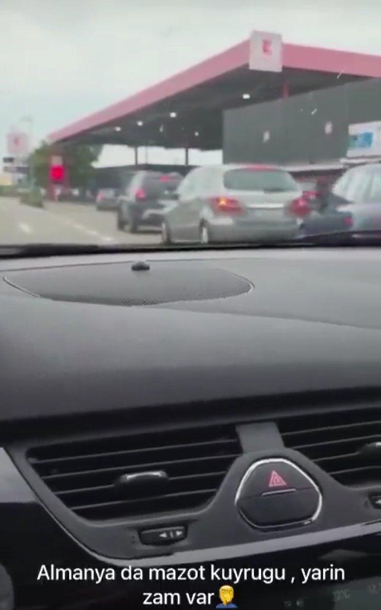 Almanya'da akaryakıta gelecek zam benzin istasyonlarında kuyruk oluşturdu