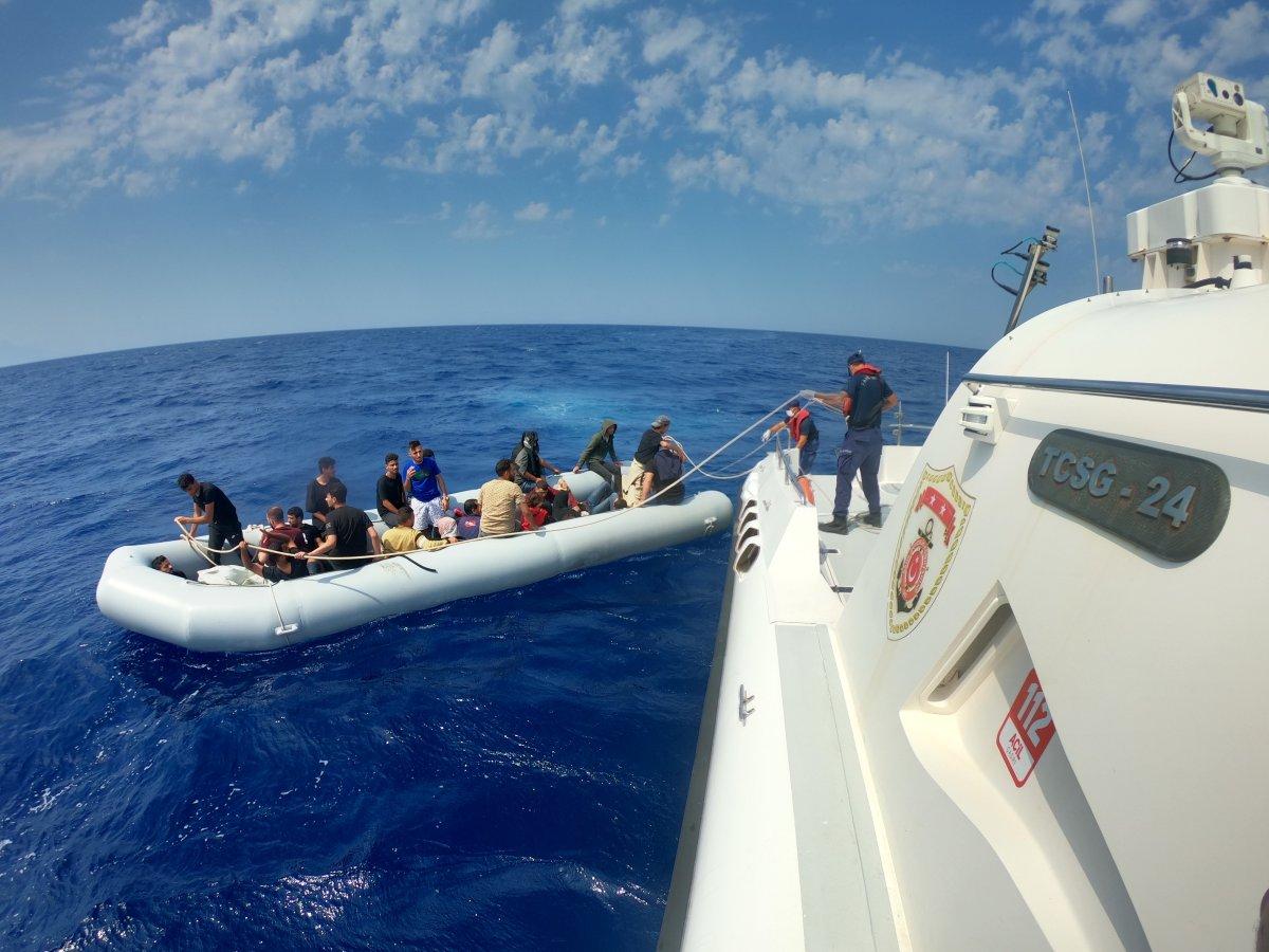 İzmir açıklarında 115 düzensiz göçmen kurtarıldı