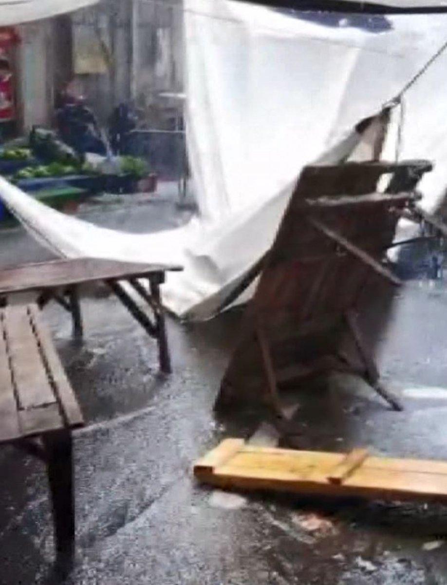 Küçükçekmece’de, yağmur yağınca pazarı su bastı