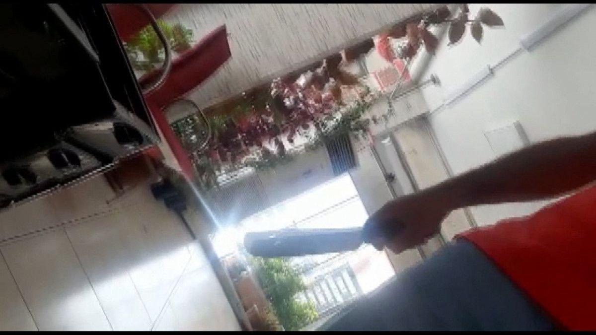 Esenyurt'ta eski eşini satırla tehdit eden şüpheli gözaltına alındı