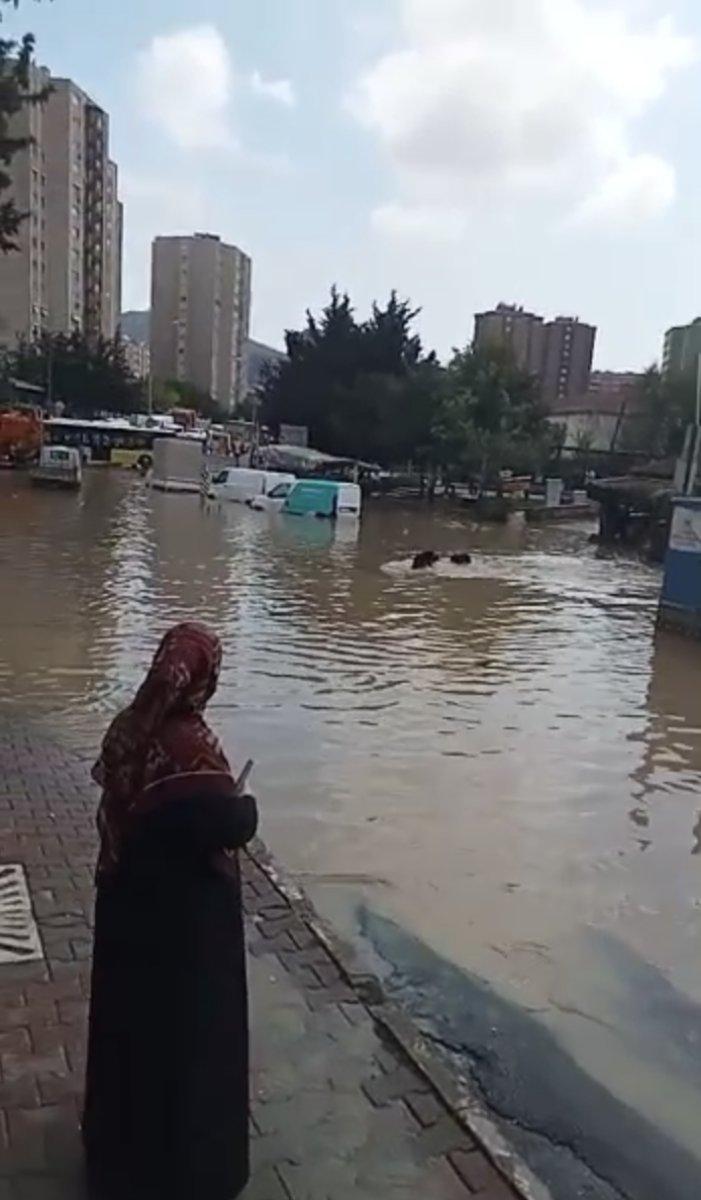 İstanbul'da şiddetli yağmur su baskınlarına neden oldu