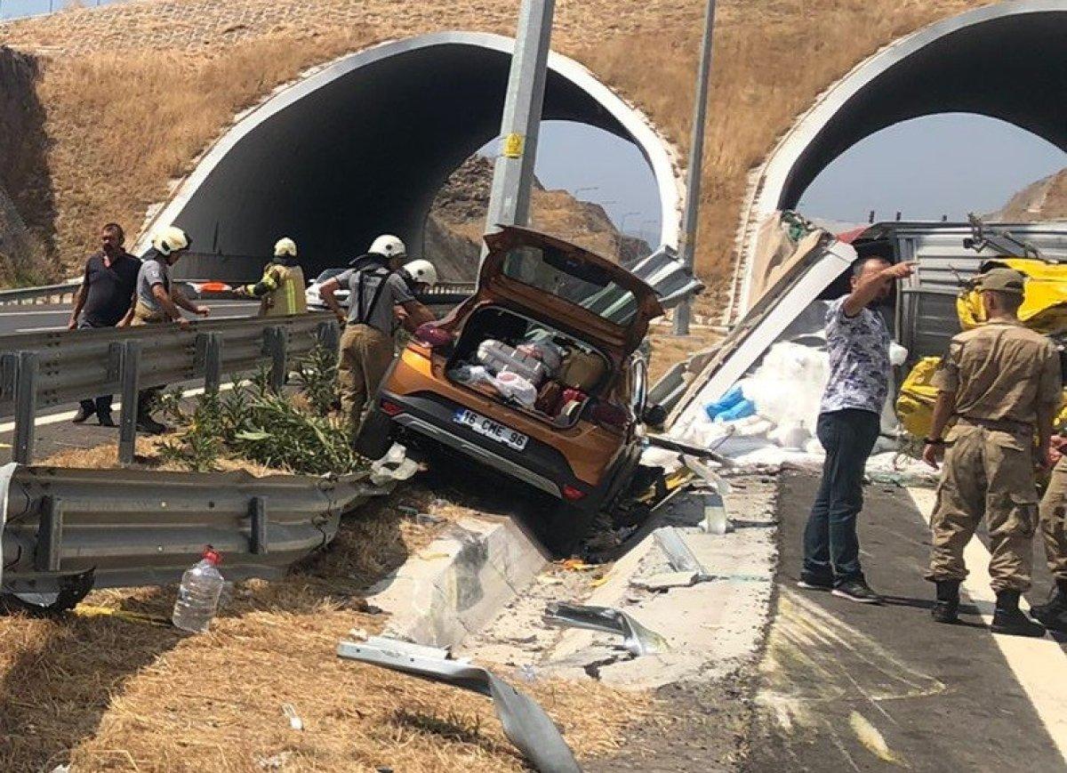 İzmir'de lastiği patlayan tır devrildi: 1 ölü 5 yaralı