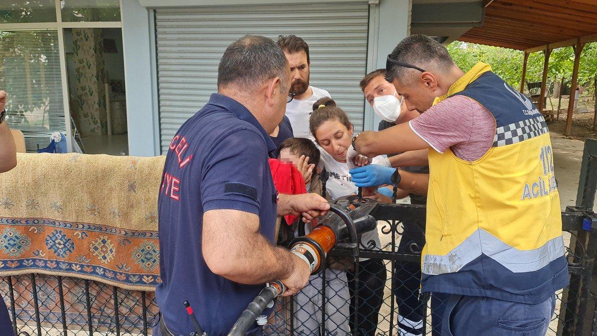 Kocaeli’de, 7 yaşındaki çocuğun eline demir saplandı