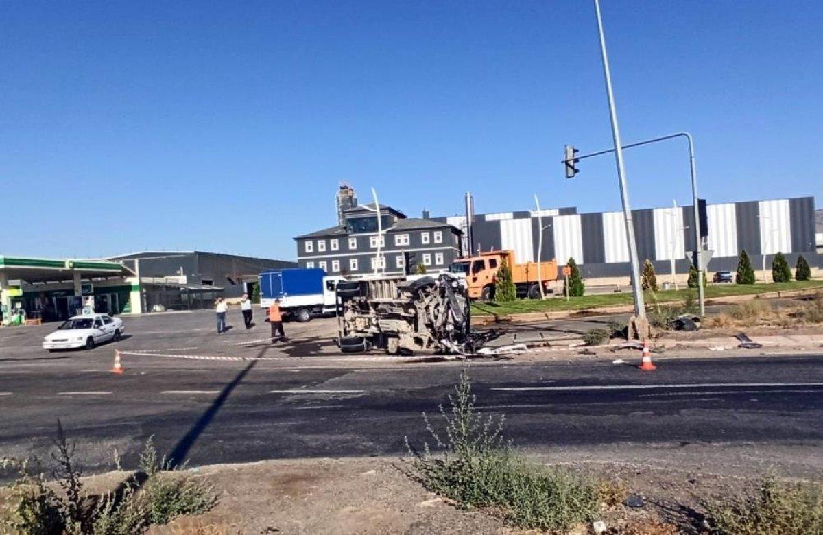 Kayseri'de kamyonla hafif ticari araç çarpıştı: 2 ölü, 4 yaralı