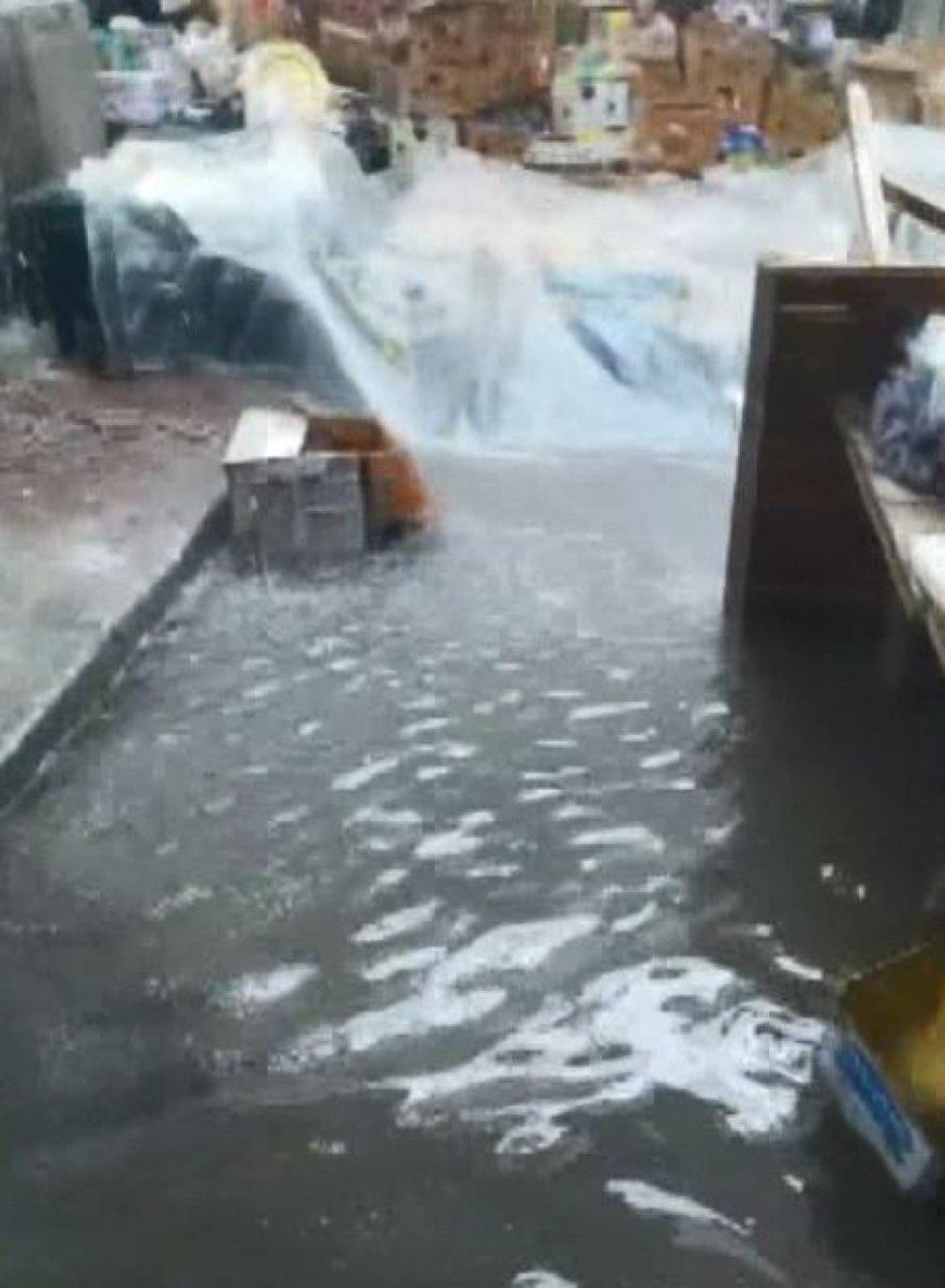 Küçükçekmece’de, yağmur yağınca pazarı su bastı