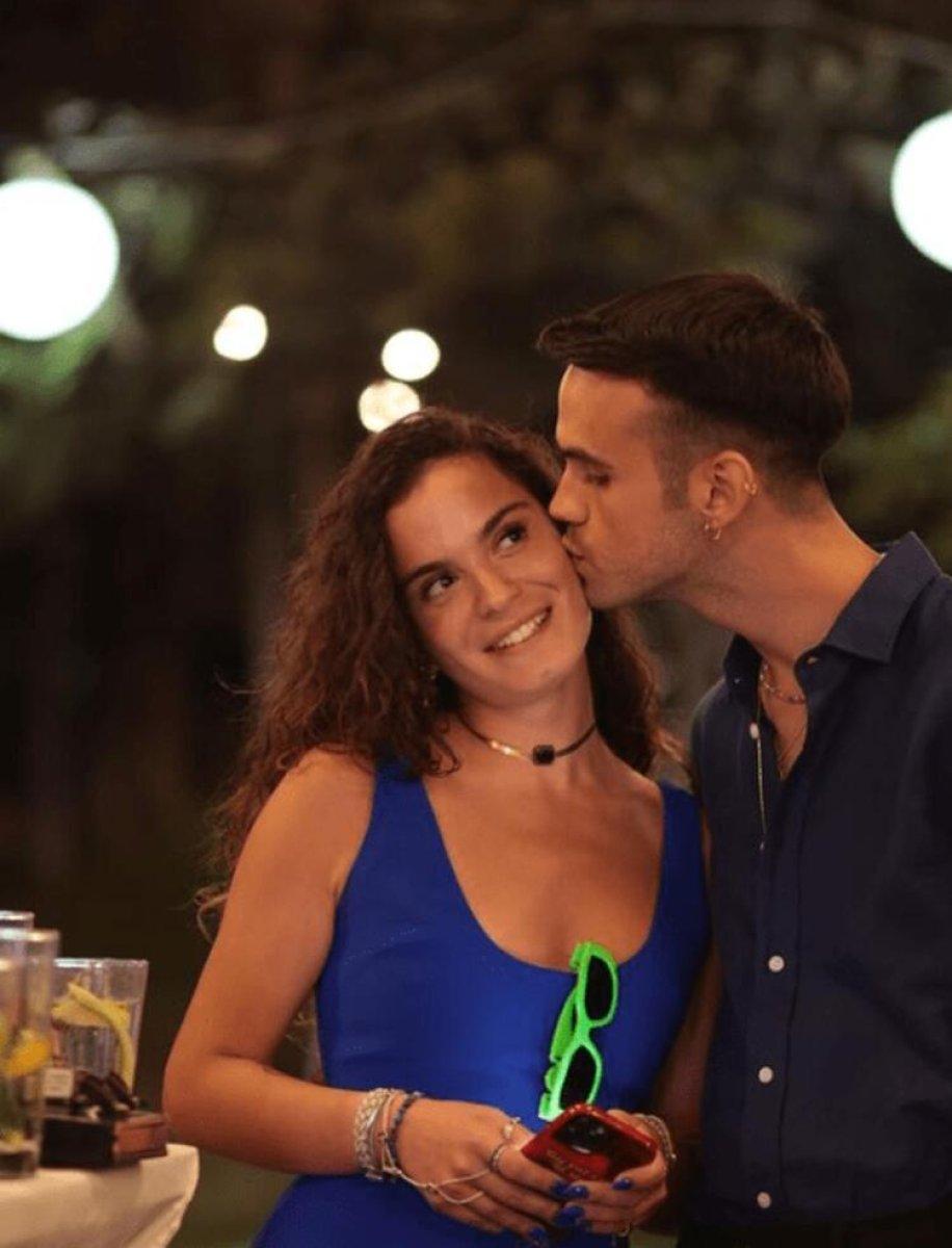 Aslı Bekiroğlu'nu sevgilisi öpmeye doyamadı