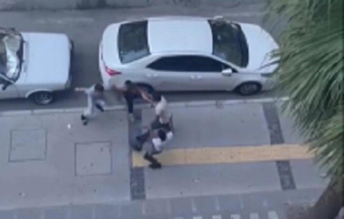 İzmir'de kavga ettiği kişilere salladığı bıçak, nişanlısını yaraladı