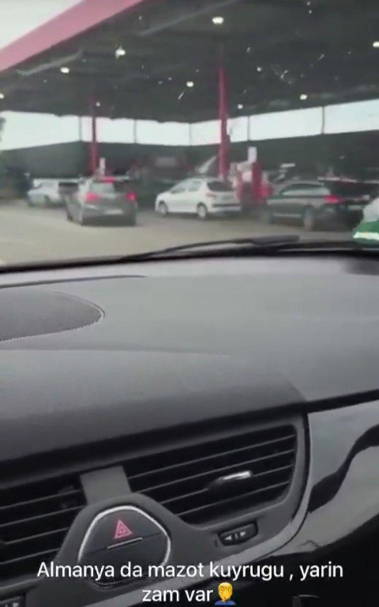 Almanya'da akaryakıta gelecek zam benzin istasyonlarında kuyruk oluşturdu