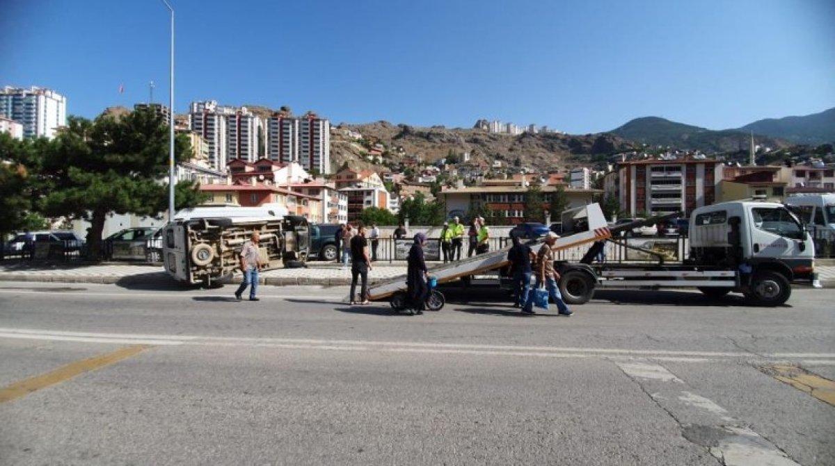 Gümüşhane'de yayaya çarpmamak için manevra yapan minibüs yan yattı