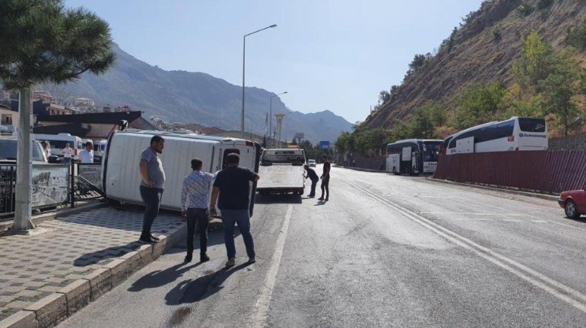 Gümüşhane'de yayaya çarpmamak için manevra yapan minibüs yan yattı