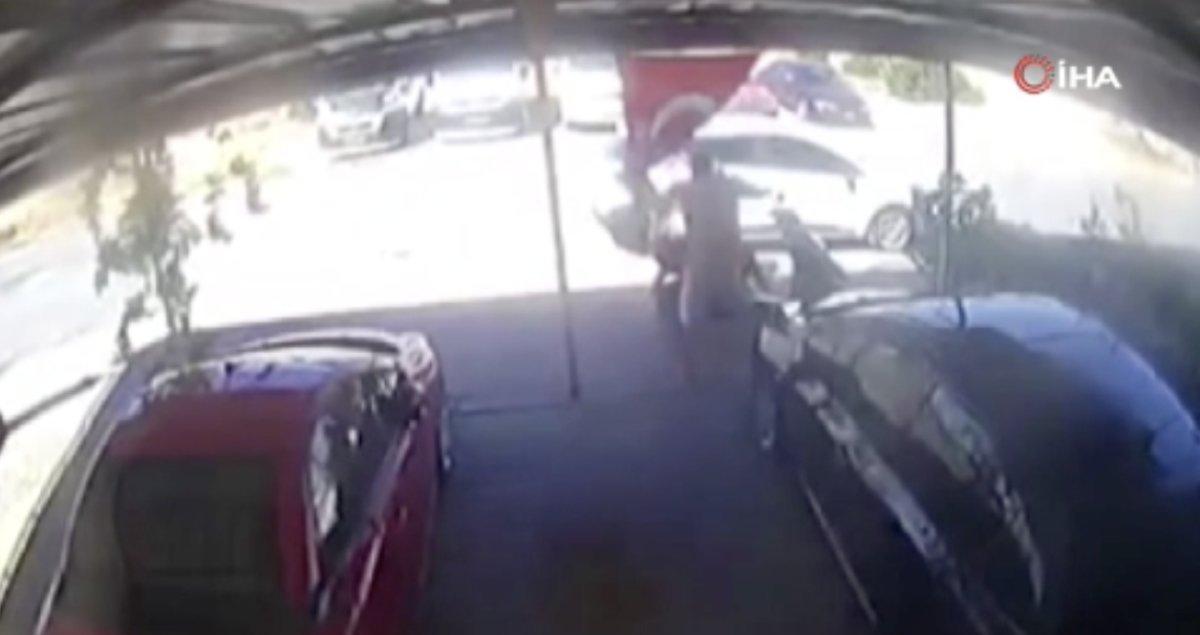 Antalya'da motosikletini çalmaya çalışan hırsızın üzerine uçtu