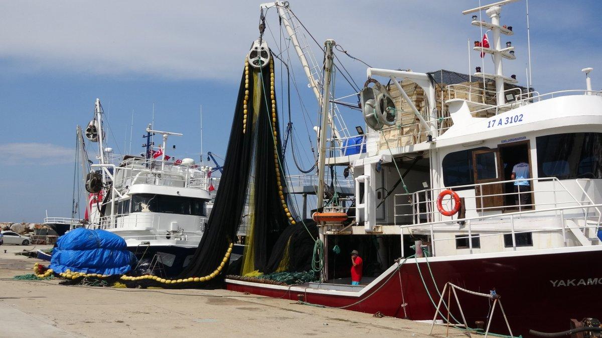Balıkçılar av yasağının kalkmasıyla birlikte 'Vira Bismillah' dedi