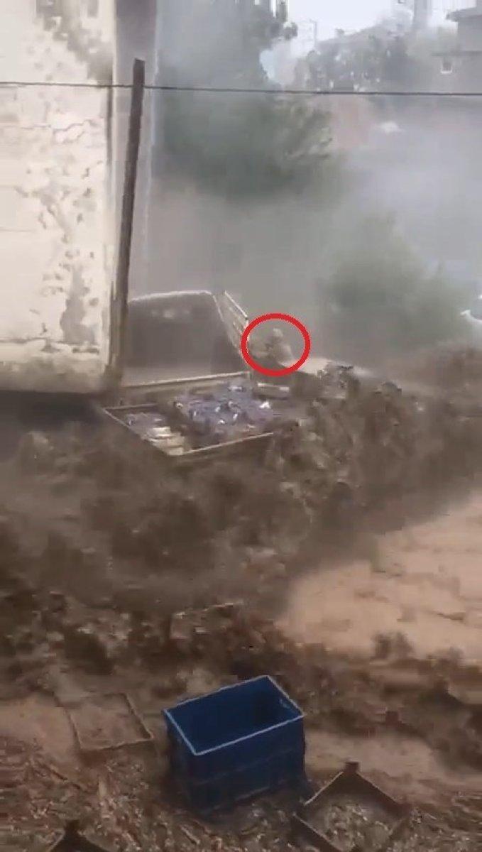 Bursa'da selden son anda kurtulan yaşlı adam: Yeniden doğmuş gibi hissettim