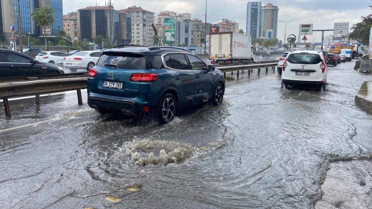 İstanbul'da şiddetli yağmur su baskınlarına neden oldu