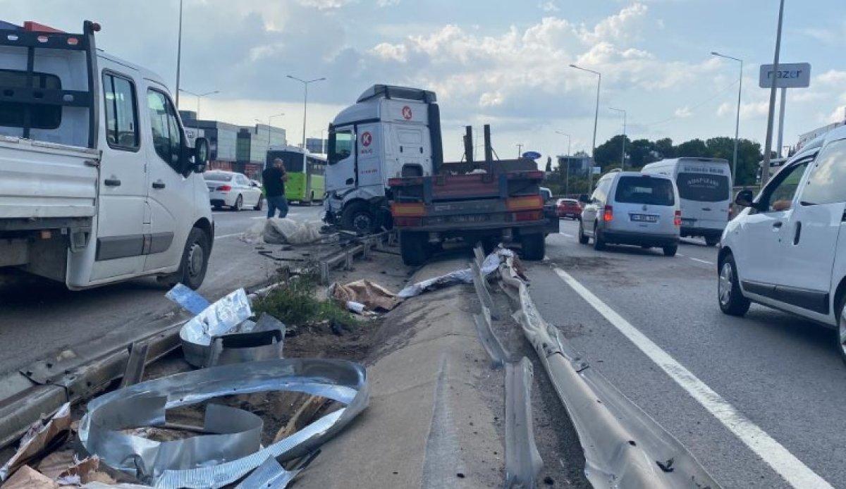 Kocaeli'de D-100 karayolunda lastiği patlayan tır bariyere girdi