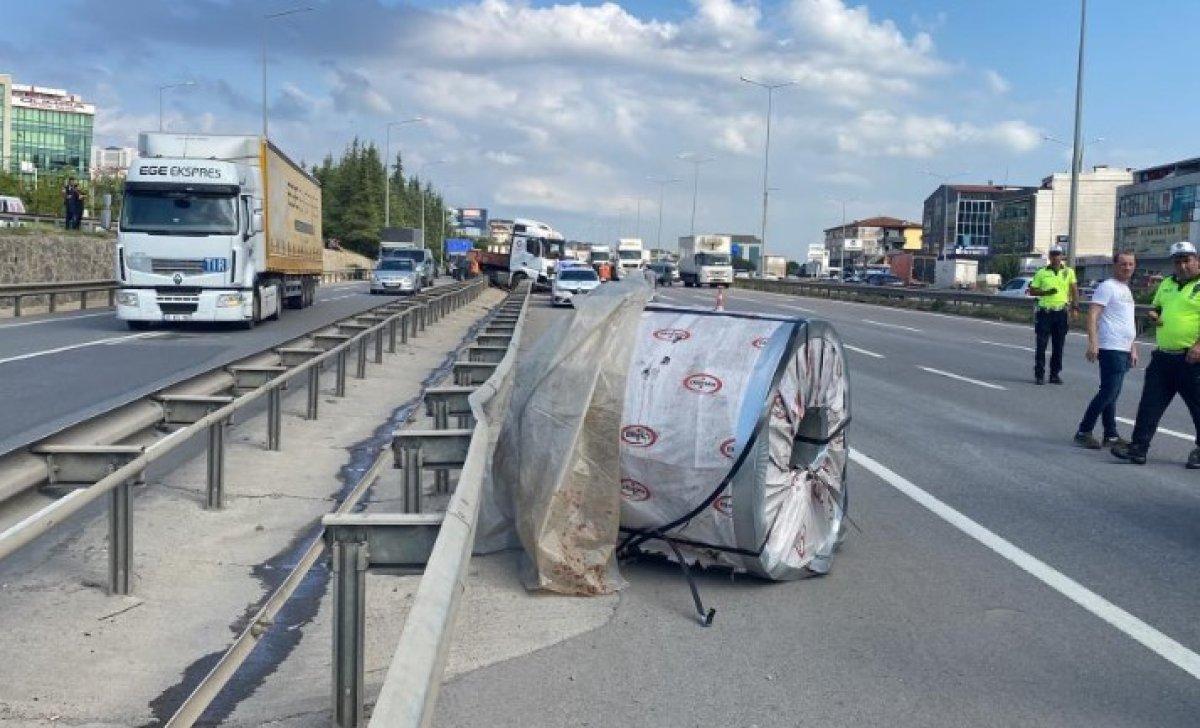 Kocaeli'de D-100 karayolunda lastiği patlayan tır bariyere girdi