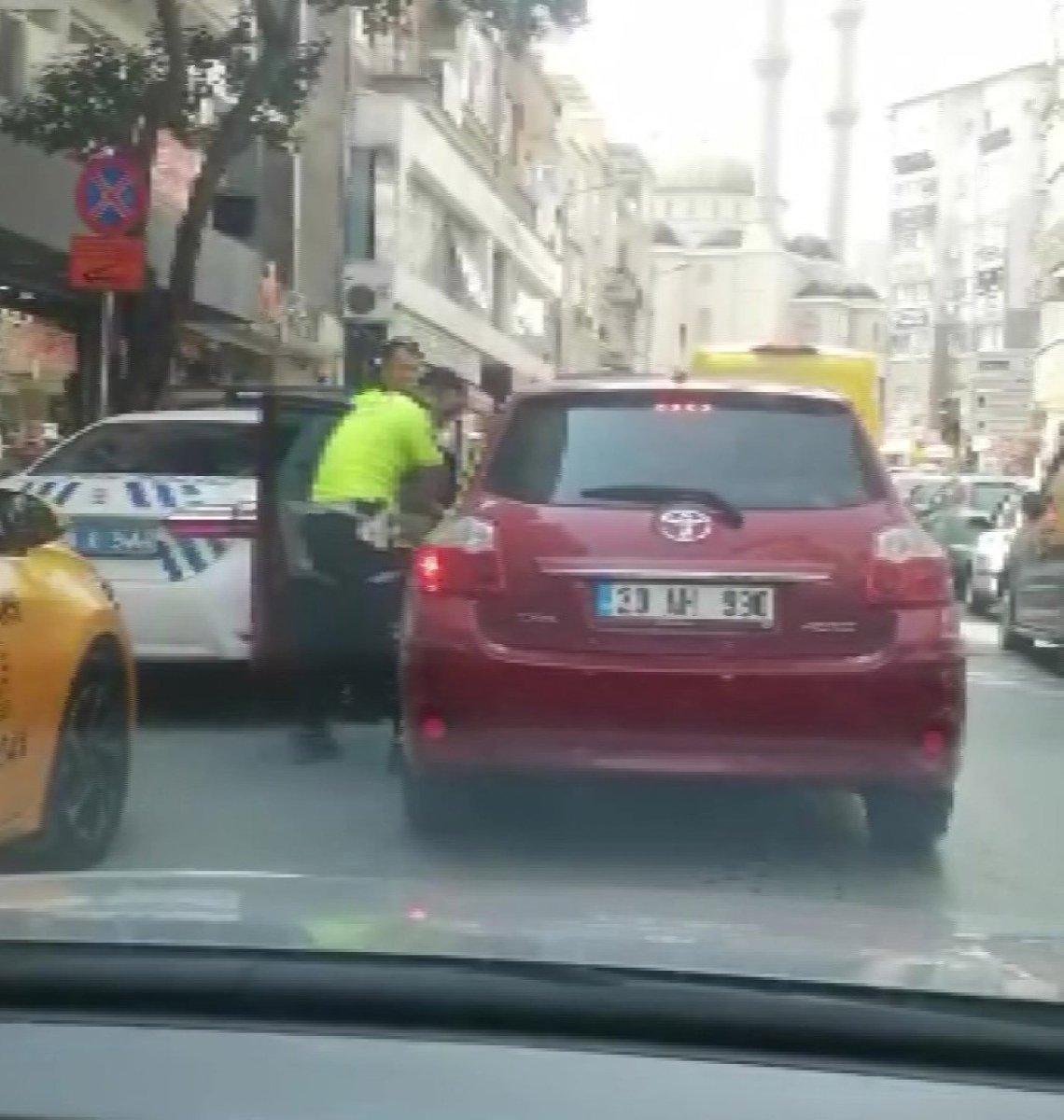 Denizli’de alkollü sürücünün engel olmadığı köpeğinin polisi ısırma anı