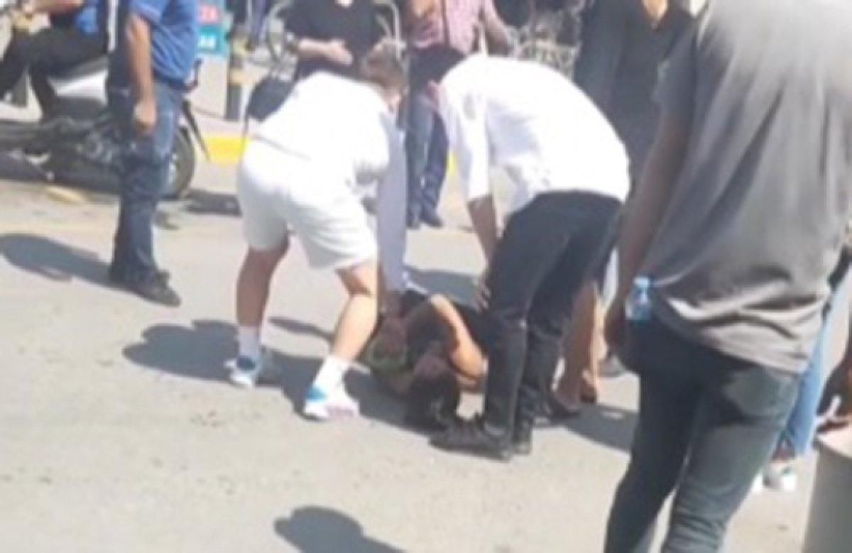 İzmir'de kavga ettiği kişilere salladığı bıçak, nişanlısını yaraladı