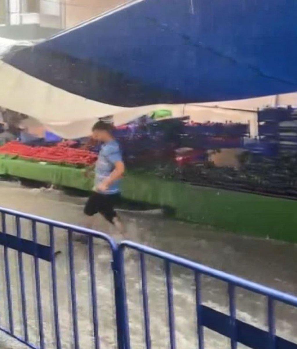 Küçükçekmece’de, yağmur yağınca pazarı su bastı