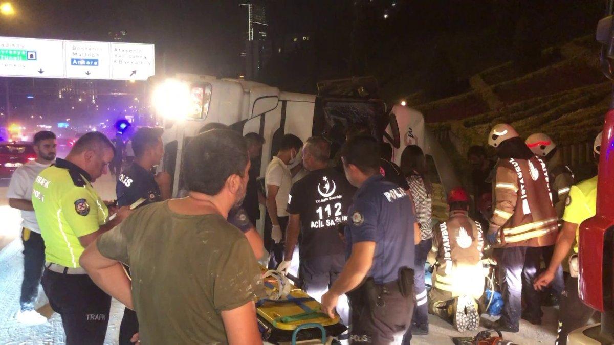 Ataşehir'de beton mikseriyle minibüs çarpıştı: 2 yaralı