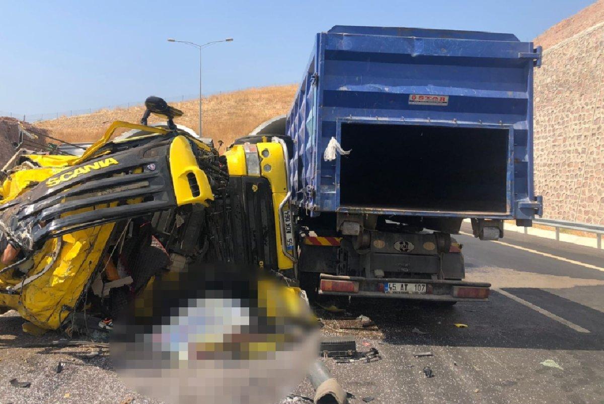 İzmir'de lastiği patlayan tır devrildi: 1 ölü 5 yaralı